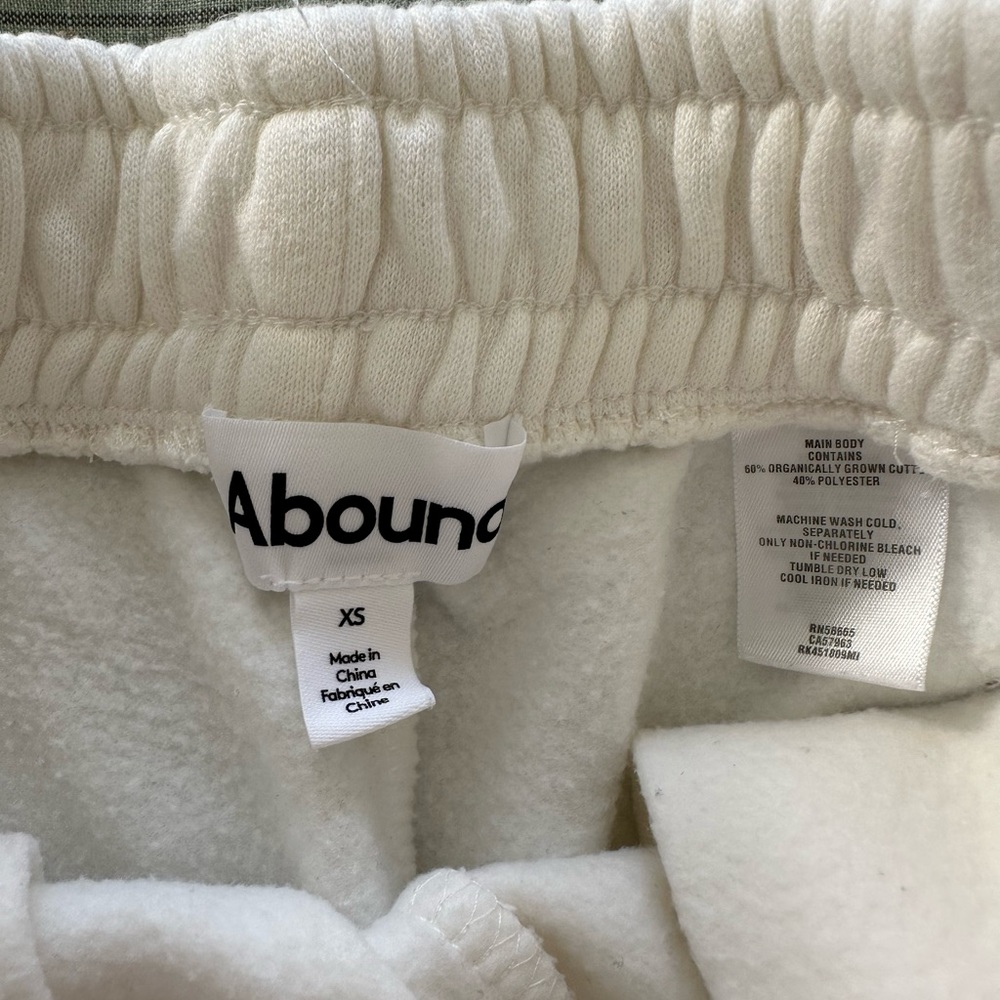 Abound Sweat Shorts White with Hearts - Picture 2 of 4